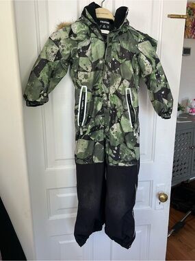 Reima snowsuit size 110 (fits like a 6)